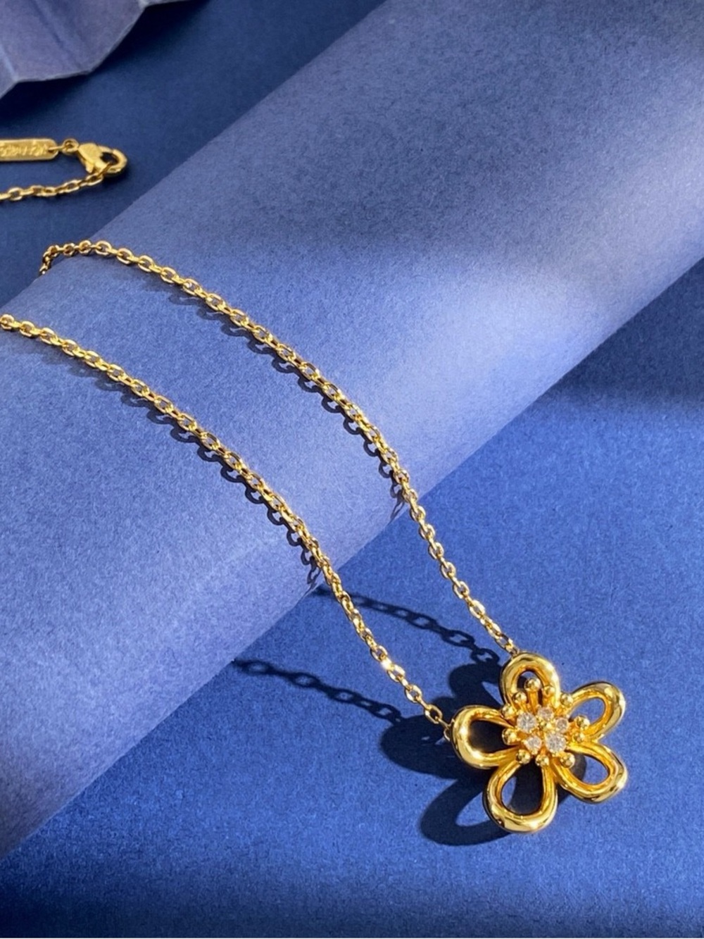 Van Cleef & Arpels Gold Flower Pendant Necklace